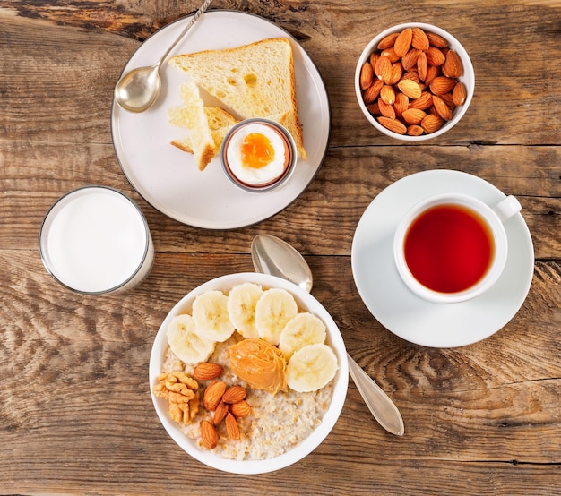 Photo vue à haut angle du petit déjeuner sur la table