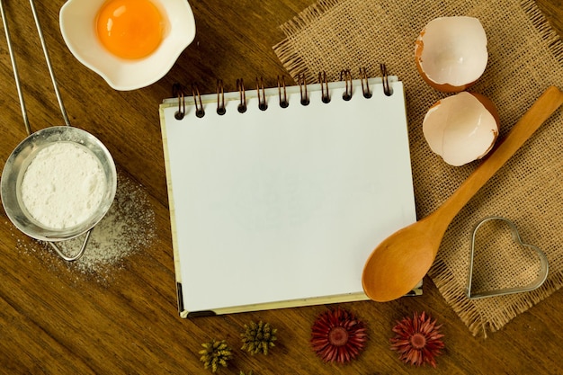 Vue à haut angle du petit déjeuner sur la table