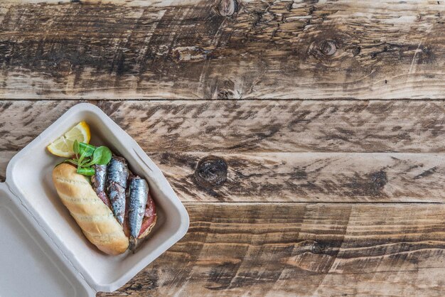 Vue en haut angle du poisson dans l'assiette sur la table