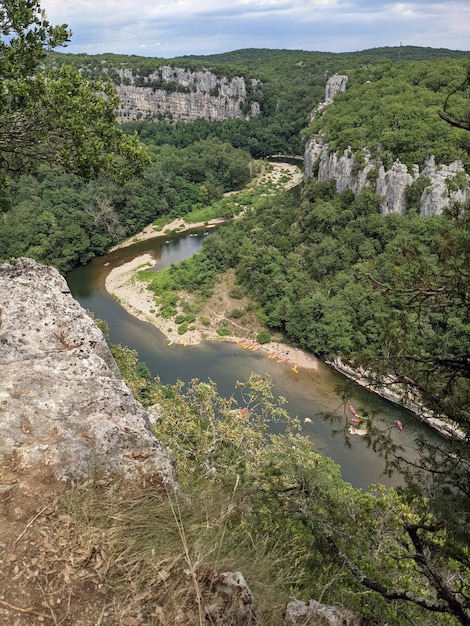 Photo vue en haut angle du pont sur la rivière