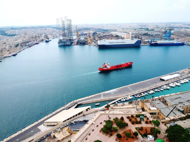 Photo vue en haut angle du port par la mer contre le ciel