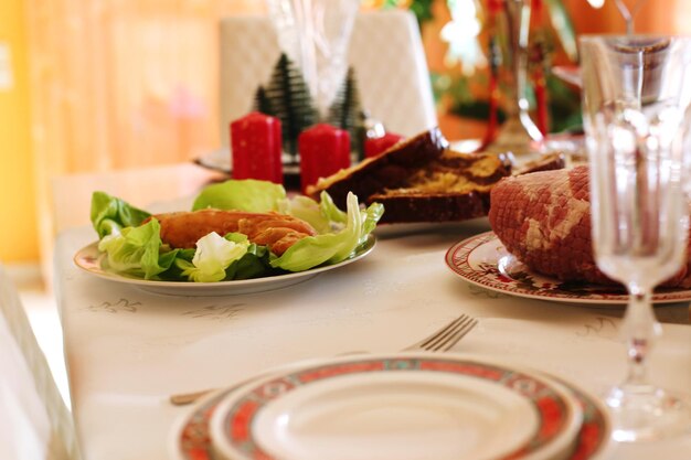 Photo vue en haut angle du repas servi sur la table