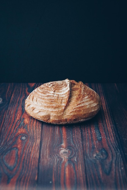 Vue à haut angle du repas sur la table sur un fond noir