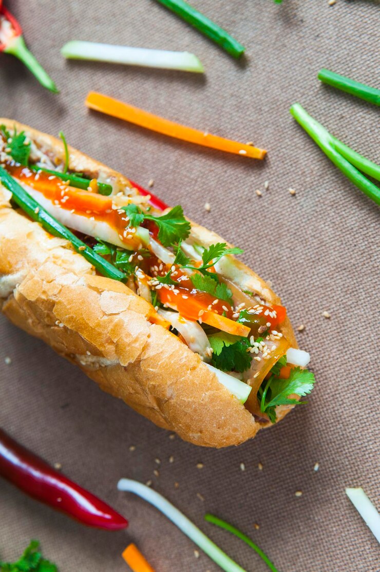 Photo vue à haut angle du sandwich et des légumes sur la table