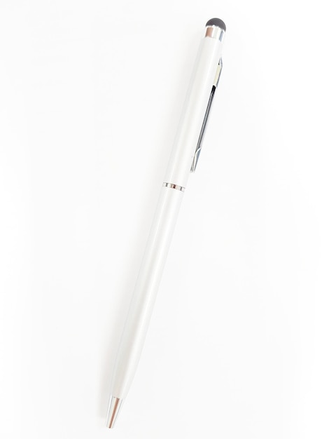 Photo vue à haut angle du stylo sur fond blanc