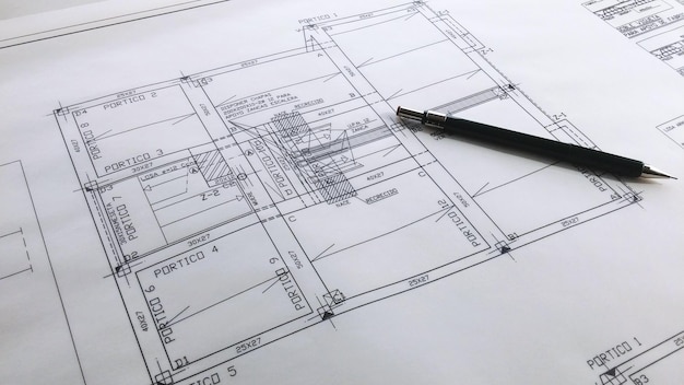 Vue à haut angle du stylo sur le plan