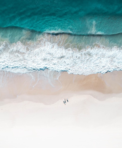 Vue à haut angle du surf sur la plage