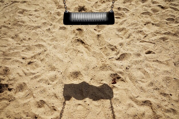 Photo vue en haut angle des empreintes de pieds sur le sable de la plage