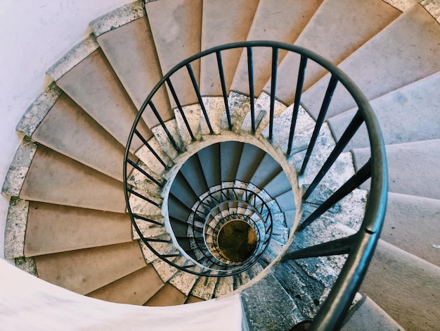 Photo vue à haut angle de l'escalier en colimaçon dans le bâtiment