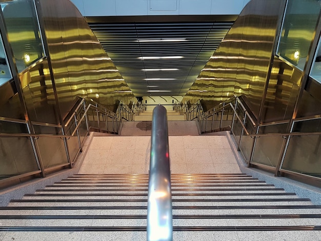 Vue à haut angle de l'escalier dans un bâtiment moderne