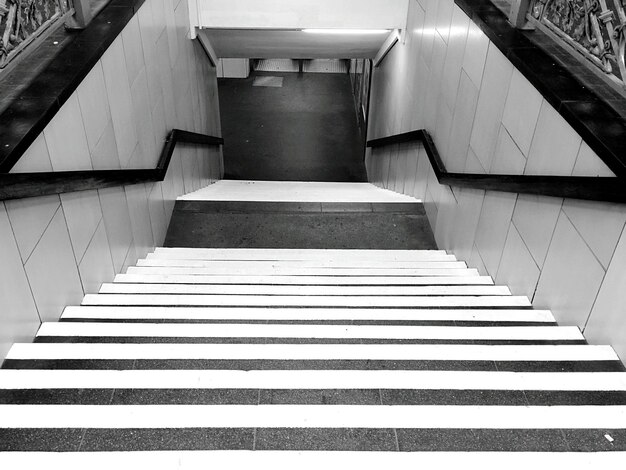 Photo vue à haut angle de l'escalier dans le métro