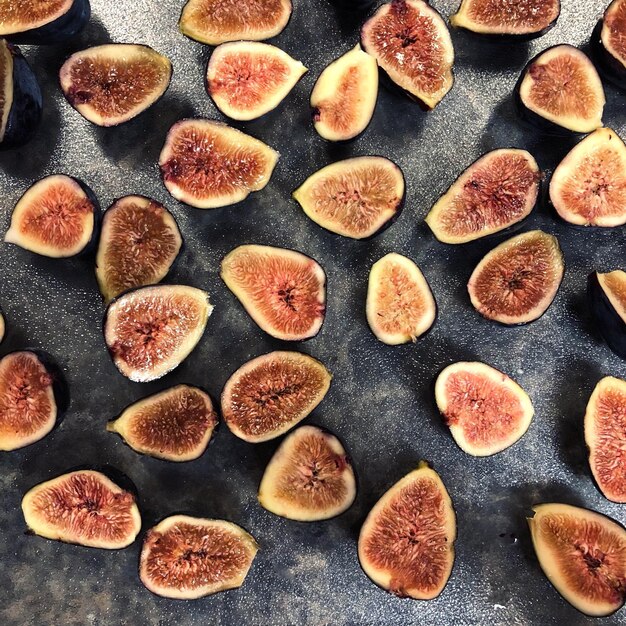 Photo vue à haut angle des figues sur la table