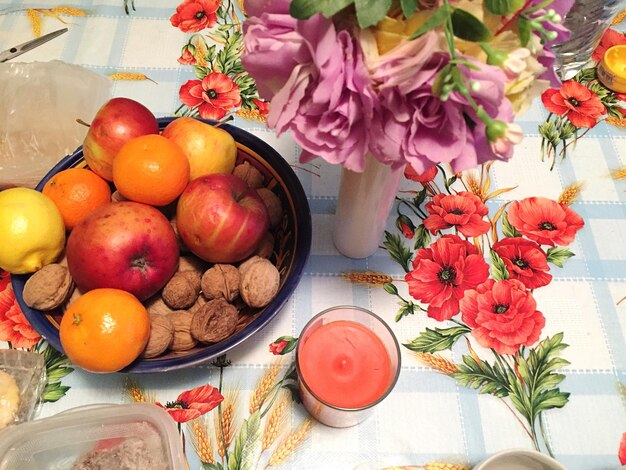 Photo vue à haut angle des fleurs dans le vase sur la table