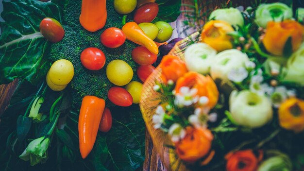 Photo vue à haut angle des fleurs et des légumes