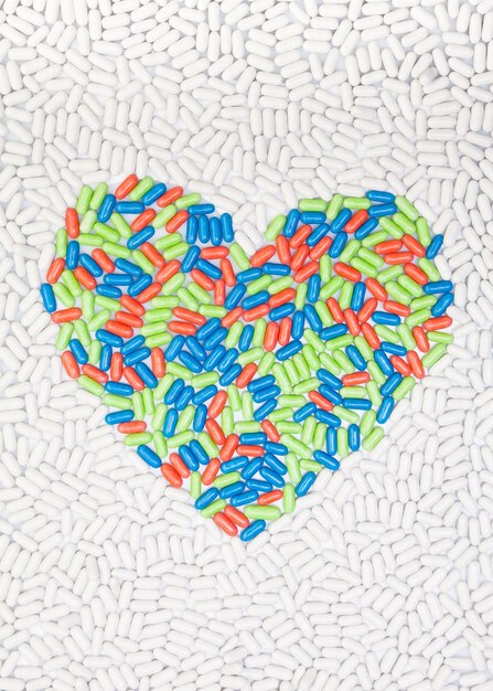 Photo vue à haut angle de la forme d'un cœur multicolore sur un sol carrelé
