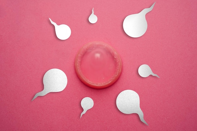 Vue à haut angle de la forme d'un cœur sur une table rose