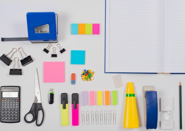 Photo vue à haut angle des fournitures de bureau disposées sur un fond blanc