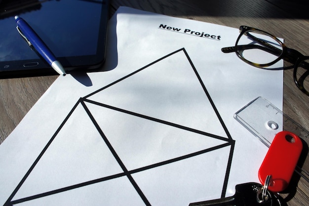 Photo vue à haut angle des fournitures de bureau avec des lunettes et une clé sur la table