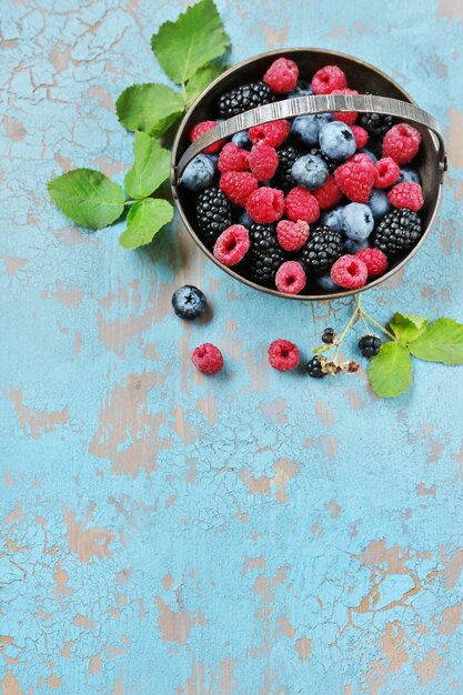 Photo vue à haut angle des fraises dans un bol sur la table