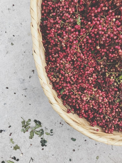 Vue à haut angle des fraises dans le panier