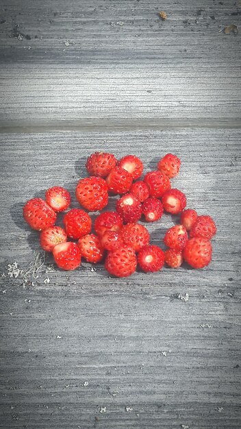 Vue à haut angle des fraises sur la table