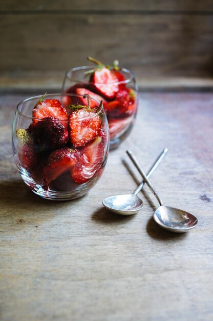 Vue à haut angle des fraises sur la table