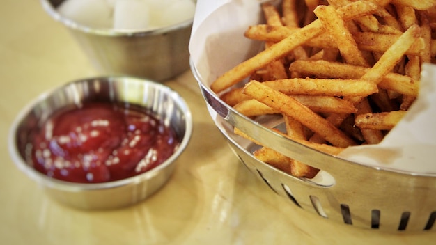 Vue à haut angle des frites sur la table