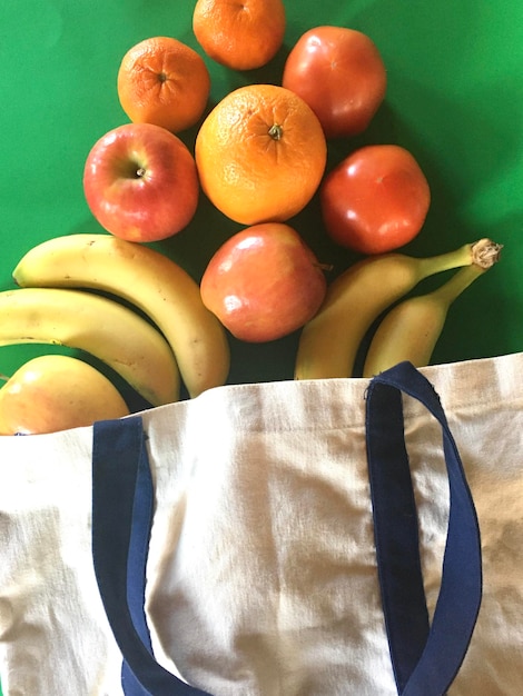 Photo vue à haut angle des fruits dans le bol sur la table zéro déchet