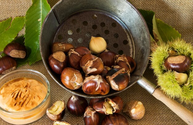 Vue à haut angle des fruits dans le bol sur la table