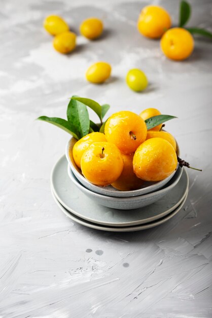 Vue à haut angle des fruits dans le bol sur la table