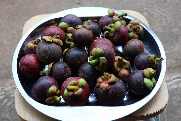 Vue à haut angle des fruits dans le bol sur la table