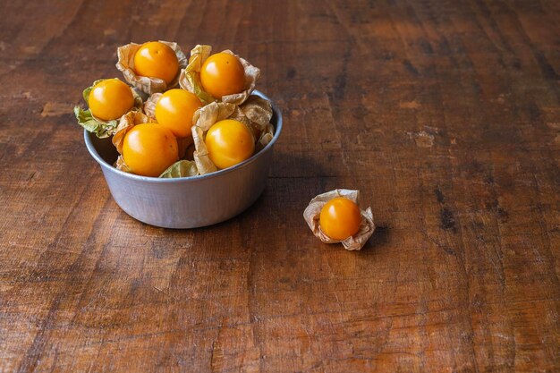 Vue à haut angle des fruits dans le bol sur la table