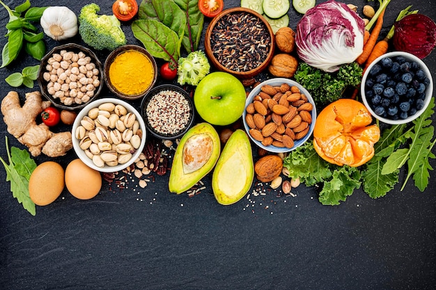 Vue à haut angle des fruits dans le bol