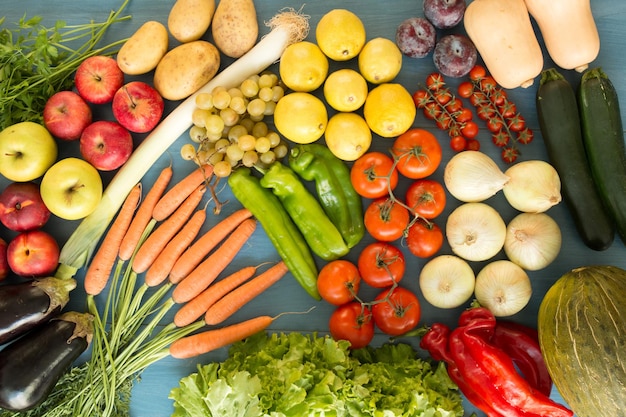 Vue à haut angle des fruits dans le récipient