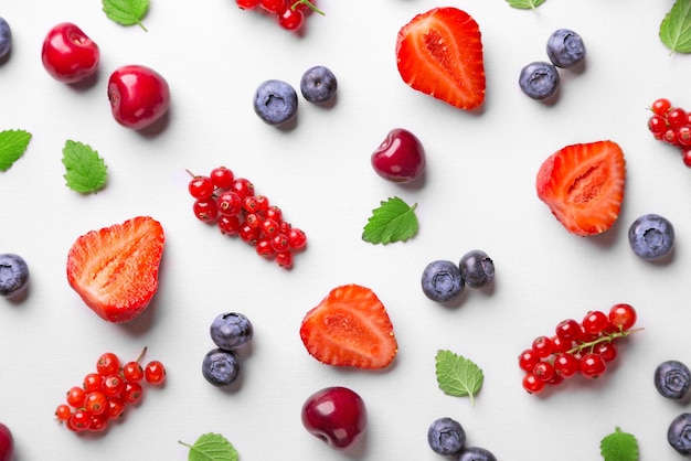 Vue à haut angle des fruits sur fond blanc