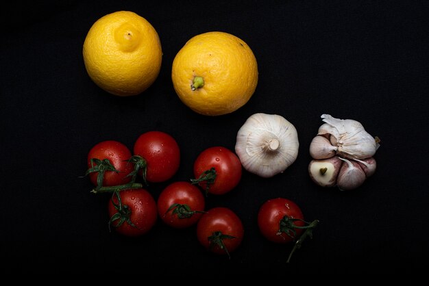 Photo vue à haut angle des fruits sur fond noir