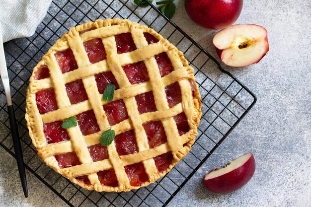 Vue à haut angle des fruits sur le gâteau