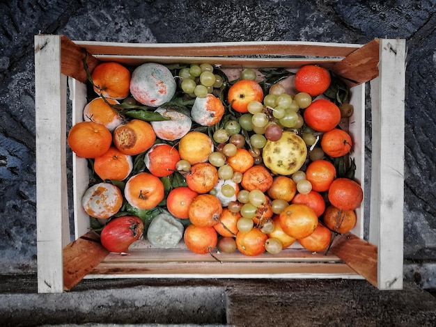 Photo vue à haut angle des fruits et légumes dans la boîte