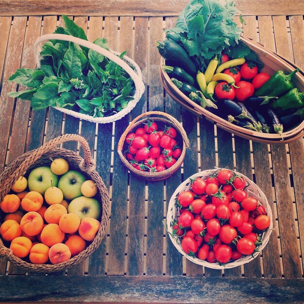 Photo vue à haut angle des fruits et légumes sur le plancher