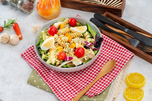 Vue à haut angle des fruits et légumes sur la table