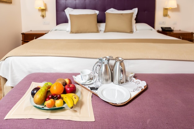 Vue à haut angle des fruits sur la table dans la chambre à coucher à la maison