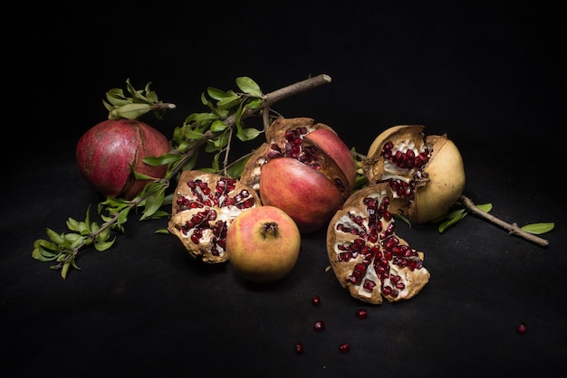 Vue à haut angle des fruits sur la table sur un fond noir