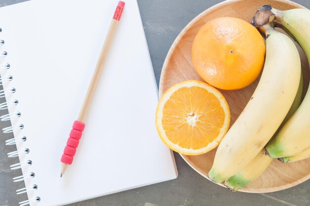 Vue à haut angle des fruits sur la table