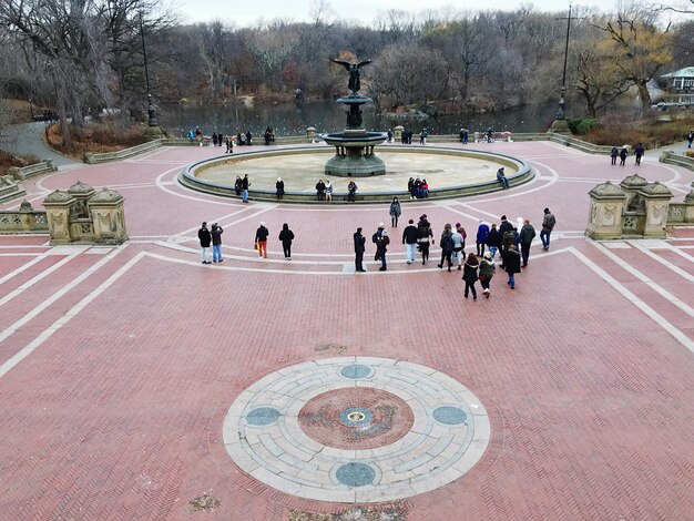 Vue à haut angle des gens à Bethesda Terrace dans le parc central