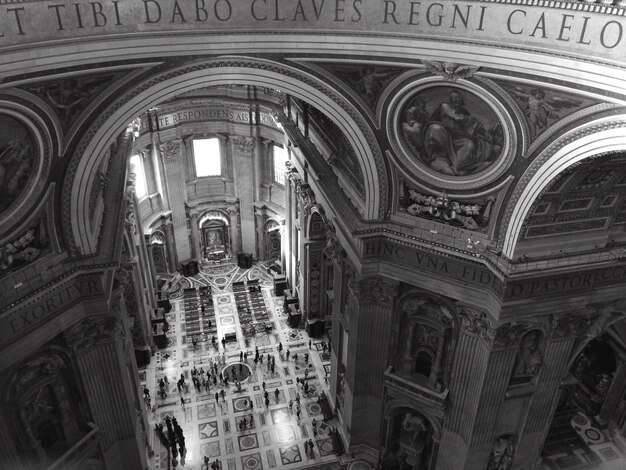 Photo vue à haut angle des gens dans un bâtiment historique