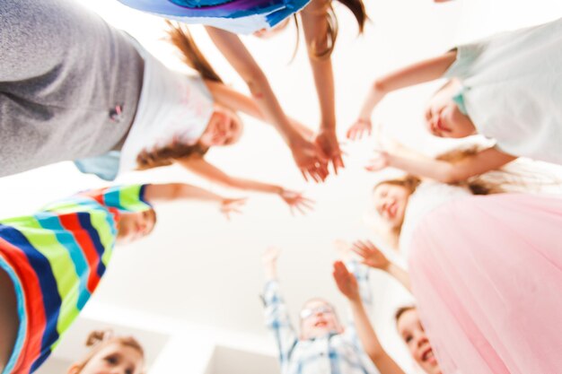 Vue à haut angle des gens sur les mains