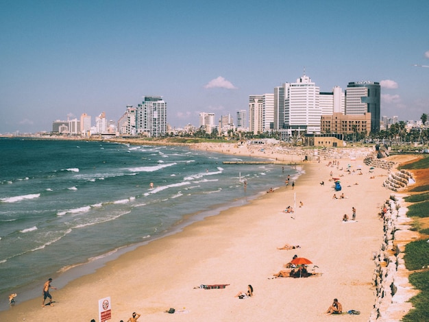 Vue à haut angle des gens sur la plage en ville contre le ciel