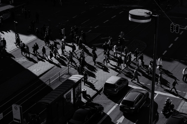 Photo vue à haut angle des gens qui marchent dans la rue