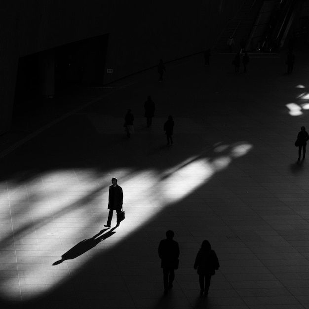 Vue à haut angle des gens qui marchent dans la rue