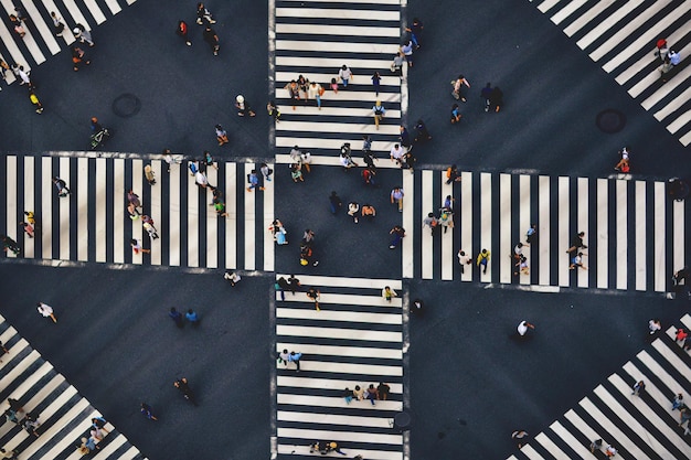 Vue à haut angle des gens traversant la rue